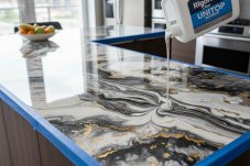 Živica na stolové a pracovné dosky Rigorra Clear UNITOP – odolná povrchová živica (4090 TOP COAT)