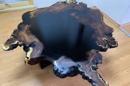 konferencny stolik - cierny epoxid a krasny kus dreva