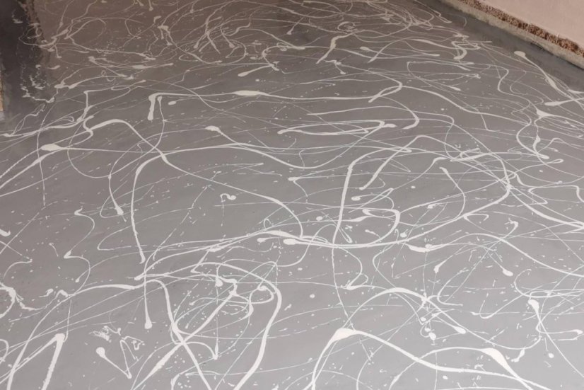 Lacná podlaha do garaze pomocou nateru z epoxidovej zivice, priliatie inej farby do cerstveho podkladu