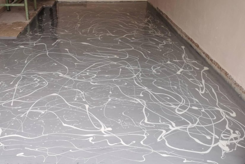 Epoxidova podlaha v garazi, nater 4020-10 v kombinacii prilievania inej farby do cerstveho nateru