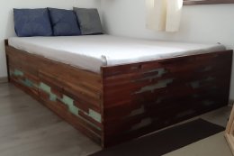 drevena postel - cela a šuflíky z dymového masívu. Do epoxidu bol pridany prasoch svietiaci v tme, co v noci sluzi ako dobry orientacny bod