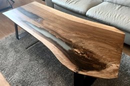 Velmi vkusne urobeny konferencny stolik s mliecnym epoxidom