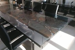 epoxidovy stol z kamena, zivica zatonovana ciernym trnsparentným pigmentom