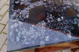 Epoxidovy stol, zaliaty prirodny kamen, zivica jemne tonovana do cierna