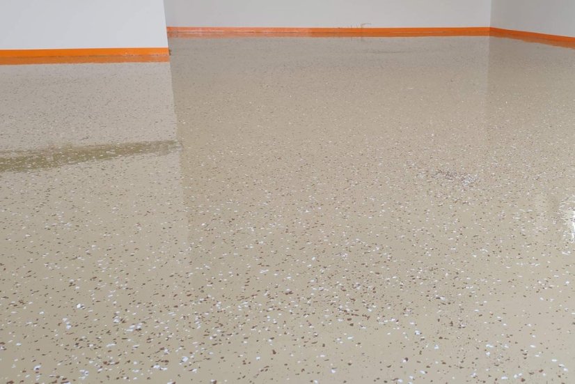 Epoxidový nátěr podlahy v garáži RAL 1001 - chipsy hnědé+bílé 2/1