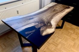 Menší jedálenský epoxidový stôl orech + cierny epoxid