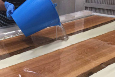 Vyrobte si originální pryskyřičný stůl. Epoxidová pryskyřice na dřevo a jiné savé materiály.